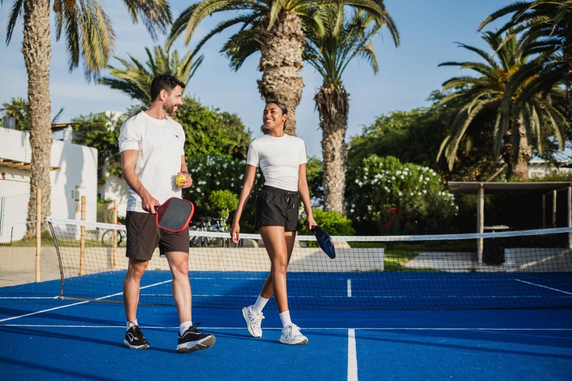 Hotel Paracas, A Luxury Collection Resort, Paracas Eksteriør bilde Tennis players walking on a tennis court
