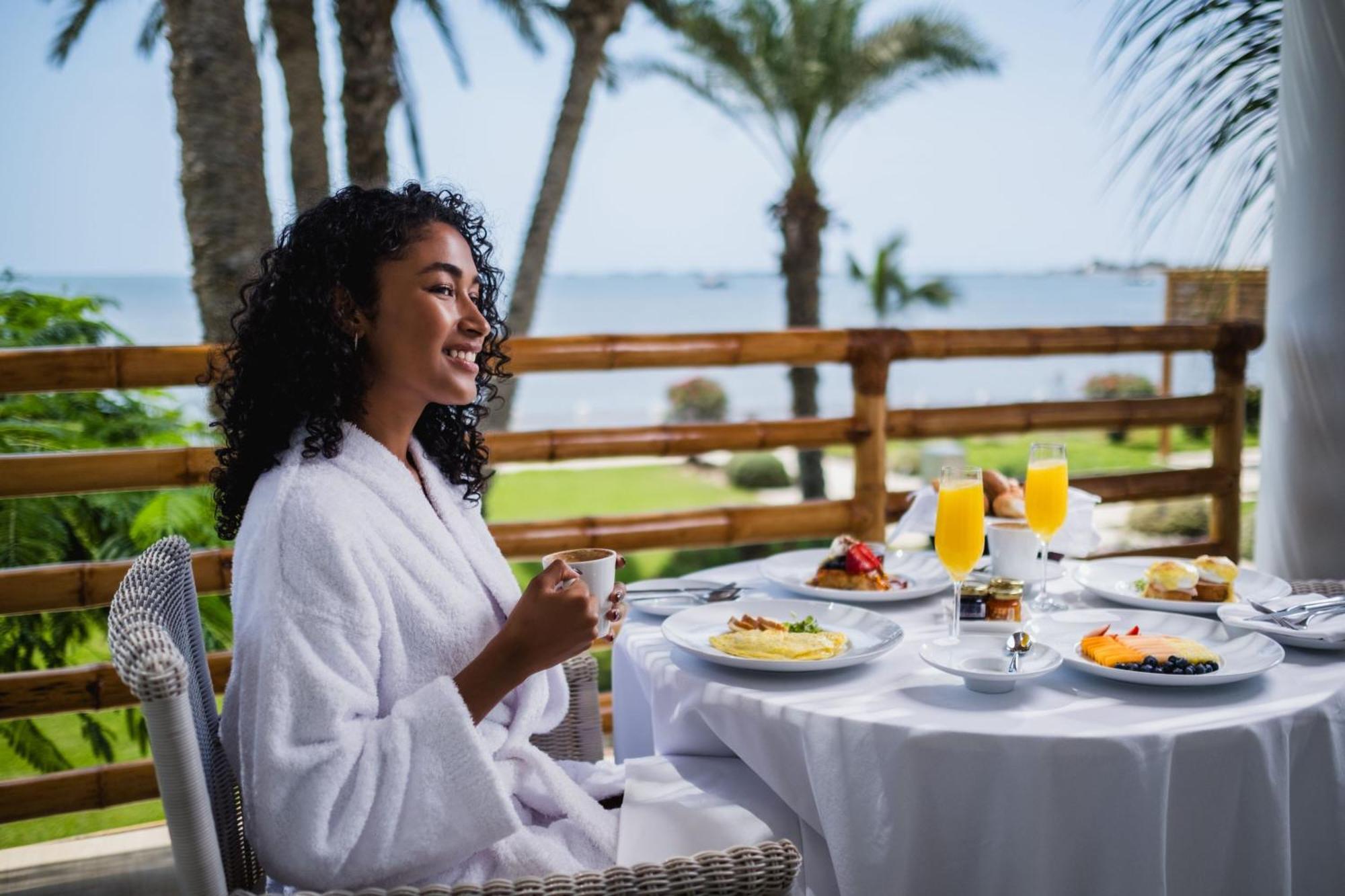 Hotel Paracas, A Luxury Collection Resort, Paracas Eksteriør bilde A woman wearing a bathrobe